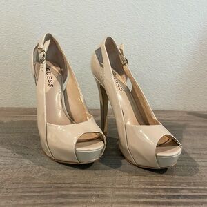 Gently used side buckle guess pumps size 6